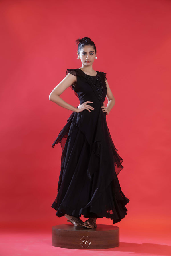 Sui Dhaaga - An infinity of fashion can be contained in one colour- Black  Mua: @heenatejwanimua Model: @manya_ki_adaaaa Special thanx to  @weddingframesbyjeetvaswani for this beautiful clik | Facebook